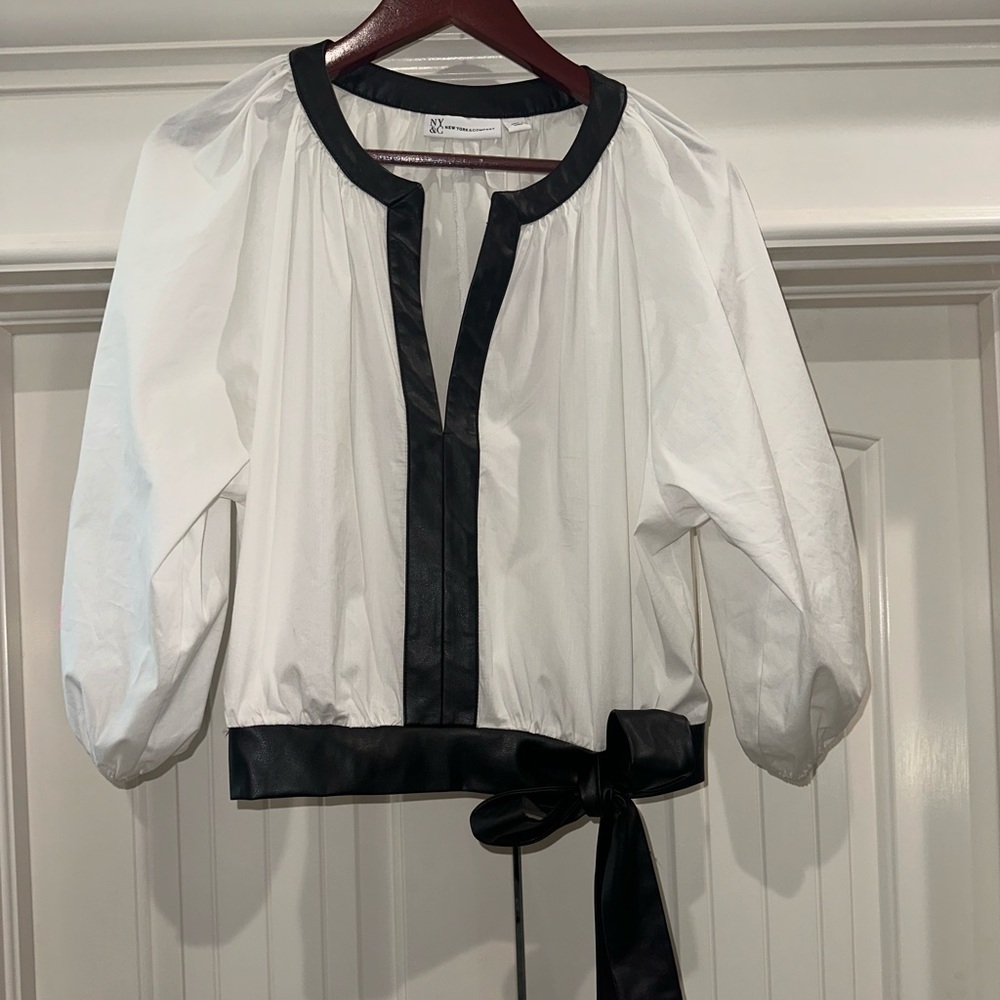 New York & Company Legacy Collection Faux Leather Piped Top M NWT - Picture 4 of 6